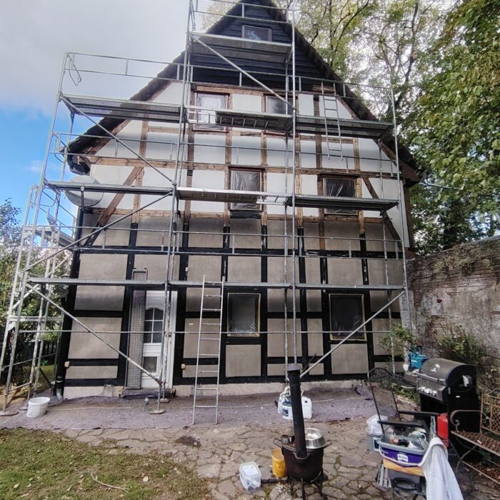 Fachwerkrenovierung mit Schleif- und Anstricharbeiten