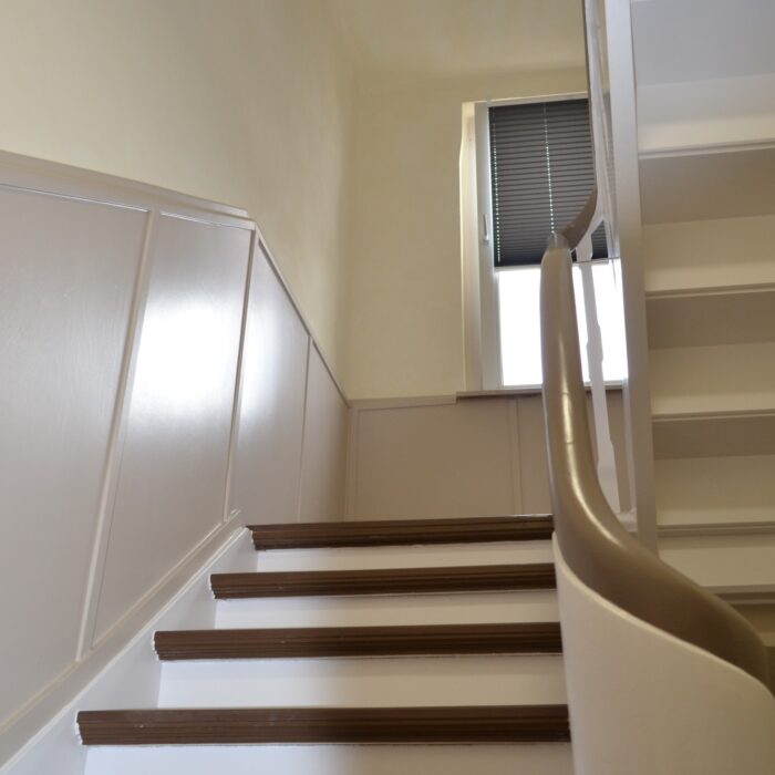 Treppenhausrenovierung mit Spachtel-, Anstrich- und Lackierarbeiten 2