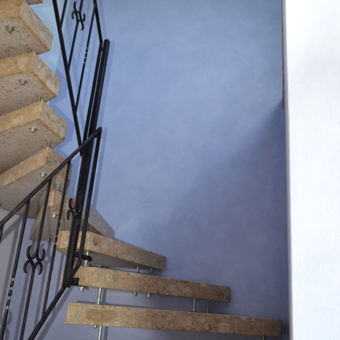 Treppenhausrenovierung mit Vliestapete und Feinputz 2