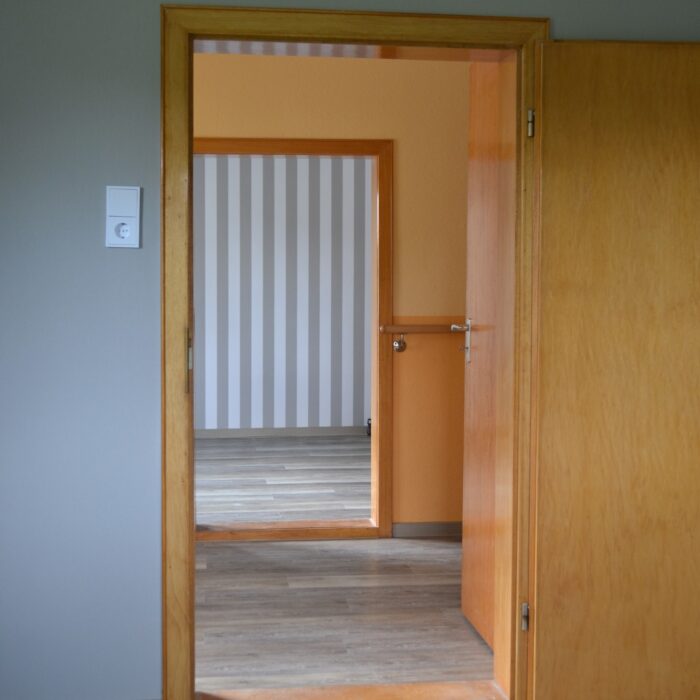 Wohnungsrenovierung mit Anstrich, Tapezier - und Fussbodenarbeiten